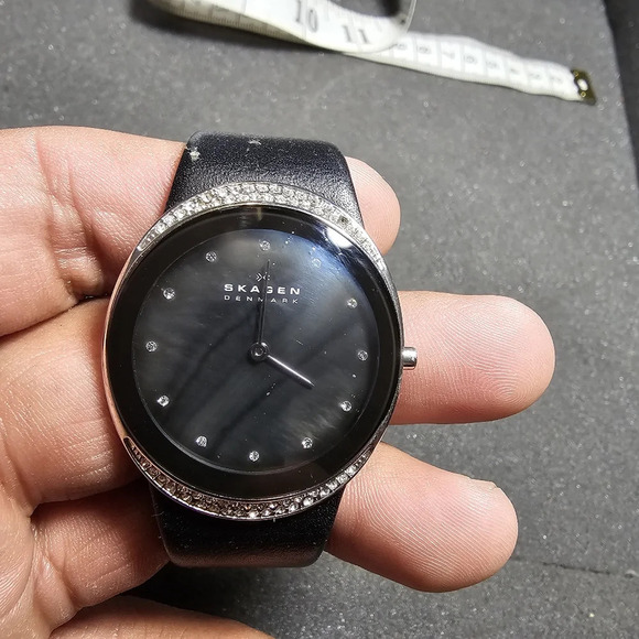 Skagen Ladies Quartz Watch 452LSLB Crystal Accents Black MOP Parts Or Repair not - Picture 1 of 9